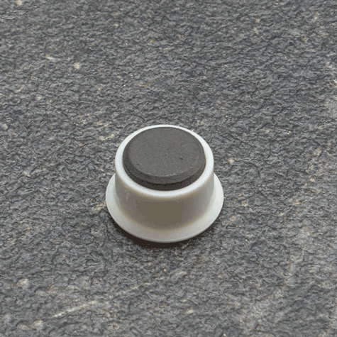 legatoria Calamita tonda BIANCA, diametro 13mm Calamita rettangolare con rivestimento in plastica, BIANCO. Spessore 7mm, dotato di due calamite in ferrite poste sulla superficie inferiore. Forza adesiva 100gr..