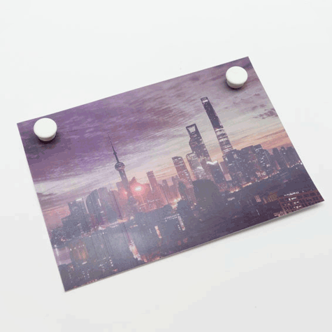 legatoria Calamita tonda BIANCA, diametro 13mm Calamita rettangolare con rivestimento in plastica, BIANCO. Spessore 7mm, dotato di due calamite in ferrite poste sulla superficie inferiore. Forza adesiva 100gr..