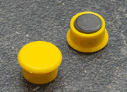 legatoria Calamita tonda GIALLA, diametro 13mm Calamita rettangolare con rivestimento in plastica, GIALLO. Spessore 7mm, dotato di due calamite in ferrite poste sulla superficie inferiore. Forza adesiva 100gr. LEG3777