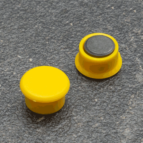 legatoria Calamita tonda GIALLA, diametro 13mm Calamita rettangolare con rivestimento in plastica, GIALLO. Spessore 7mm, dotato di due calamite in ferrite poste sulla superficie inferiore. Forza adesiva 100gr..