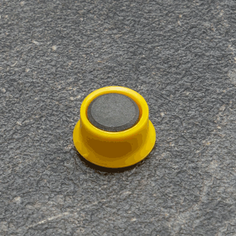legatoria Calamita tonda GIALLA, diametro 13mm Calamita rettangolare con rivestimento in plastica, GIALLO. Spessore 7mm, dotato di due calamite in ferrite poste sulla superficie inferiore. Forza adesiva 100gr..