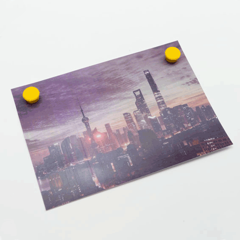 legatoria Calamita tonda GIALLA, diametro 13mm Calamita rettangolare con rivestimento in plastica, GIALLO. Spessore 7mm, dotato di due calamite in ferrite poste sulla superficie inferiore. Forza adesiva 100gr..