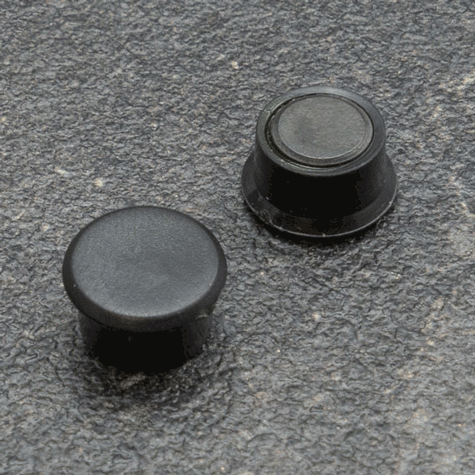 legatoria Calamita tonda NERA, diametro 13mm Calamita rettangolare con rivestimento in plastica, NERO. Spessore 7mm, dotato di due calamite in ferrite poste sulla superficie inferiore. Forza adesiva 100gr..