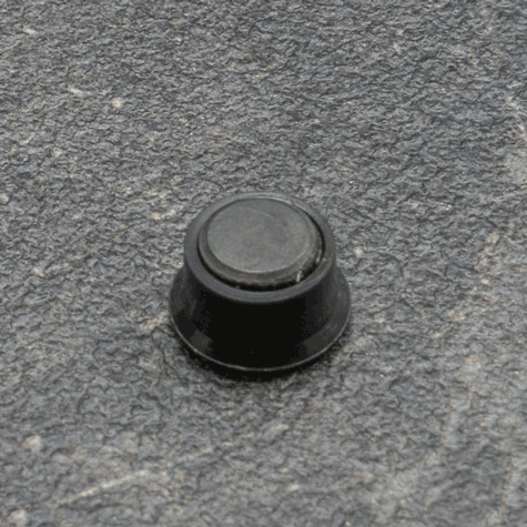 legatoria Calamita tonda NERA, diametro 13mm Calamita rettangolare con rivestimento in plastica, NERO. Spessore 7mm, dotato di due calamite in ferrite poste sulla superficie inferiore. Forza adesiva 100gr..