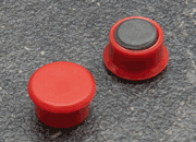 legatoria Calamita tonda ROSSA, diametro 13mm Calamita rettangolare con rivestimento in plastica, ROSSO. Spessore 7mm, dotato di due calamite in ferrite poste sulla superficie inferiore. Forza adesiva 100gr..