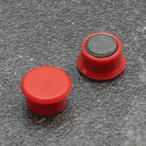 legatoria Calamita tonda ROSSA, diametro 13mm Calamita rettangolare con rivestimento in plastica, ROSSO. Spessore 7mm, dotato di due calamite in ferrite poste sulla superficie inferiore. Forza adesiva 100gr..
