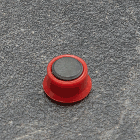 legatoria Calamita tonda ROSSA, diametro 13mm Calamita rettangolare con rivestimento in plastica, ROSSO. Spessore 7mm, dotato di due calamite in ferrite poste sulla superficie inferiore. Forza adesiva 100gr..
