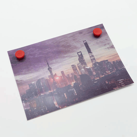 legatoria Calamita tonda ROSSA, diametro 13mm Calamita rettangolare con rivestimento in plastica, ROSSO. Spessore 7mm, dotato di due calamite in ferrite poste sulla superficie inferiore. Forza adesiva 100gr..