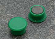legatoria Calamita tonda VERDE, diametro 13mm Calamita rettangolare con rivestimento in plastica, VERDE. Spessore 7mm, dotato di due calamite in ferrite poste sulla superficie inferiore. Forza adesiva 100gr. LEG3780