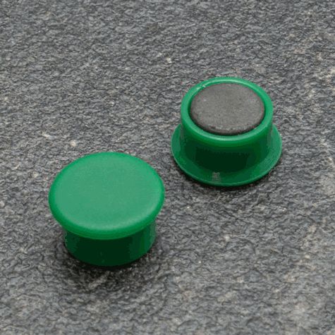 legatoria Calamita tonda VERDE, diametro 13mm Calamita rettangolare con rivestimento in plastica, VERDE. Spessore 7mm, dotato di due calamite in ferrite poste sulla superficie inferiore. Forza adesiva 100gr..