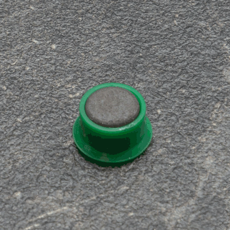 legatoria Calamita tonda VERDE, diametro 13mm Calamita rettangolare con rivestimento in plastica, VERDE. Spessore 7mm, dotato di due calamite in ferrite poste sulla superficie inferiore. Forza adesiva 100gr..