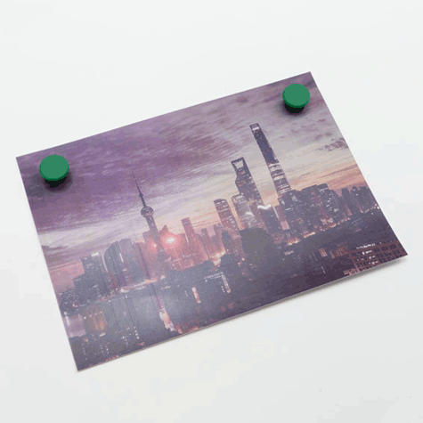 legatoria Calamita tonda VERDE, diametro 13mm Calamita rettangolare con rivestimento in plastica, VERDE. Spessore 7mm, dotato di due calamite in ferrite poste sulla superficie inferiore. Forza adesiva 100gr..