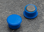 legatoria Calamita tonda BLU, diametro 13mm Calamita rettangolare con rivestimento in plastica, BLU. Spessore 7mm, dotato di due calamite in ferrite poste sulla superficie inferiore. Forza adesiva 100gr. LEG3781
