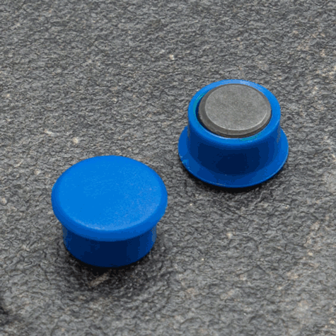 legatoria Calamita tonda BLU, diametro 13mm Calamita rettangolare con rivestimento in plastica, BLU. Spessore 7mm, dotato di due calamite in ferrite poste sulla superficie inferiore. Forza adesiva 100gr..