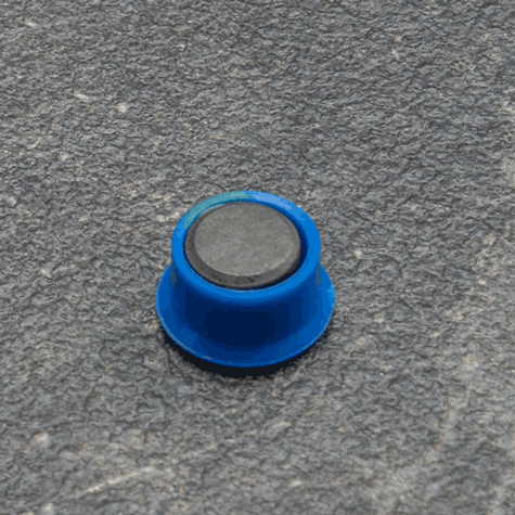 legatoria Calamita tonda BLU, diametro 13mm Calamita rettangolare con rivestimento in plastica, BLU. Spessore 7mm, dotato di due calamite in ferrite poste sulla superficie inferiore. Forza adesiva 100gr..