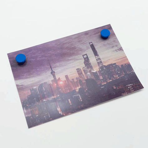 legatoria Calamita tonda BLU, diametro 13mm Calamita rettangolare con rivestimento in plastica, BLU. Spessore 7mm, dotato di due calamite in ferrite poste sulla superficie inferiore. Forza adesiva 100gr..