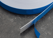 legatoria Nastro acciaio, altezza25mm, autoadesivoSchiumaPE, BIANCO Nastro di acciaio autoadesivo in schiuma di polietilene espanso BIANCO, altezza 25mm, spessore del materiale 0.15mm LEG3784