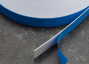 legatoria Nastro acciaio, altezza20mm, autoadesivoSchiumaPE, BIANCO Nastro di acciaio autoadesivo in schiuma di polietilene espanso BIANCO, altezza 20mm, spessore del materiale 0.15mm LEG3786