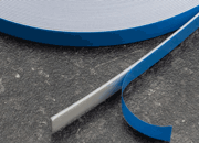 legatoria Nastro acciaio, altezza12mm, autoadesivoSchiumaPE, BIANCO Nastro di acciaio autoadesivo in schiuma di polietilene espanso BIANCO, altezza 12mm, spessore del materiale 0.15mm.