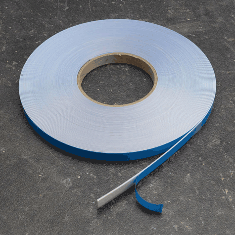 legatoria Nastro acciaio, altezza12mm, autoadesivoSchiumaPE, BIANCO Nastro di acciaio autoadesivo in schiuma di polietilene espanso BIANCO, altezza 12mm, spessore del materiale 0.15mm.