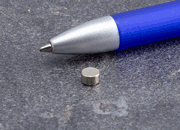 legatoria Calamita diametro 5mm. spessore 3mm Calamita cilindrica in ferrite diametro 5mm, spessore 3mm (forza di attrazione: 700g) LEG3810