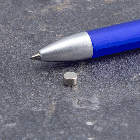 legatoria Calamita diametro 5mm. spessore 3mm Calamita cilindrica in ferrite diametro 5mm, spessore 3mm (forza di attrazione: 700g).