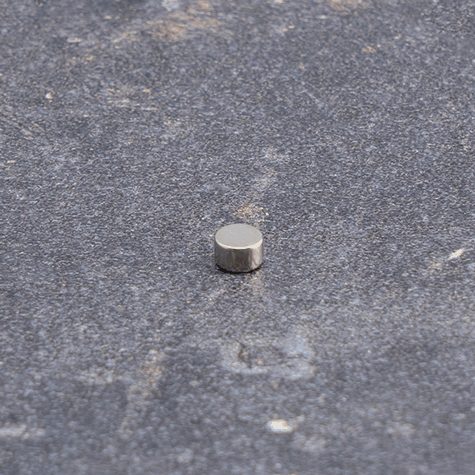 legatoria Calamita diametro 5mm. spessore 3mm Calamita cilindrica in ferrite diametro 5mm, spessore 3mm (forza di attrazione: 700g).