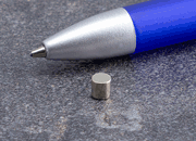 legatoria Calamita diametro 4mm. spessore 4mm Calamita cilindrica in ferrite diametro 4mm, spessore 4mm (forza di attrazione: 590g).