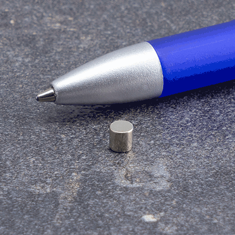 legatoria Calamita diametro 4mm. spessore 4mm Calamita cilindrica in ferrite diametro 4mm, spessore 4mm (forza di attrazione: 590g).