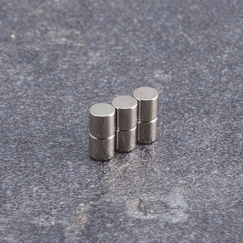 legatoria Calamita diametro 4mm. spessore 4mm Calamita cilindrica in ferrite diametro 4mm, spessore 4mm (forza di attrazione: 590g).