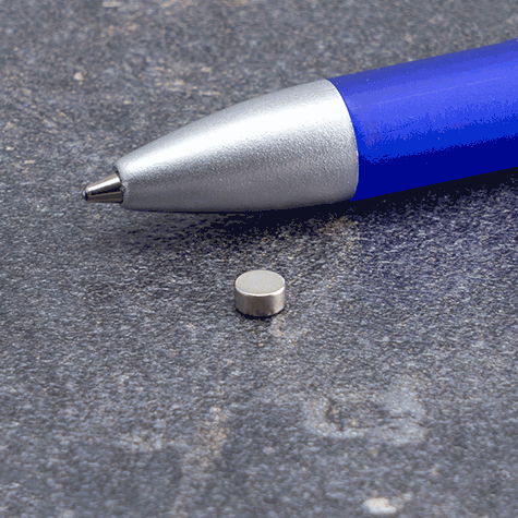 legatoria Calamita diametro 4mm. spessore 2mm Calamita cilindrica in ferrite diametro 4mm, spessore 2mm (forza di attrazione: 420g).