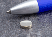 legatoria Calamita diametro 8mm spessore 2mm Calamita cilindrica in ferrite diametro 8mm, spessore 2mm (forza di attrazione: 1100g).