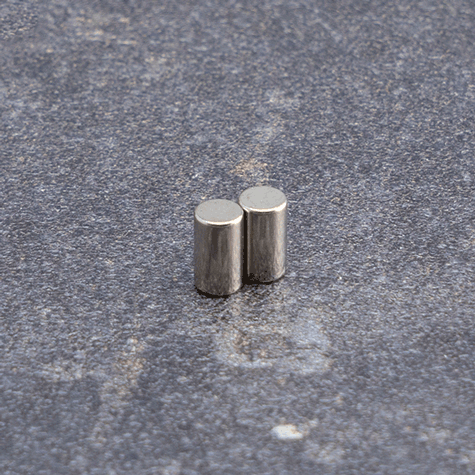 legatoria Calamita diametro 4mm. spessore 7mm Calamita cilindrica in ferrite diametro 4mm, spessore 7mm (forza di attrazione: 670g).