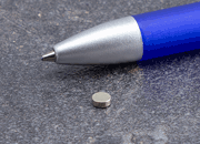 legatoria Calamita diametro 4mm. spessore 1.5mm Calamita cilindrica in ferrite diametro 4mm, spessore 1,5mm (forza di attrazione: 350g).