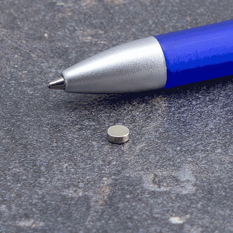 legatoria Calamita diametro 4mm. spessore 1.5mm Calamita cilindrica in ferrite diametro 4mm, spessore 1,5mm (forza di attrazione: 350g).