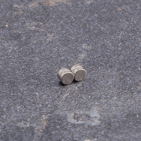 legatoria Calamita diametro 4mm. spessore 1.5mm Calamita cilindrica in ferrite diametro 4mm, spessore 1,5mm (forza di attrazione: 350g).