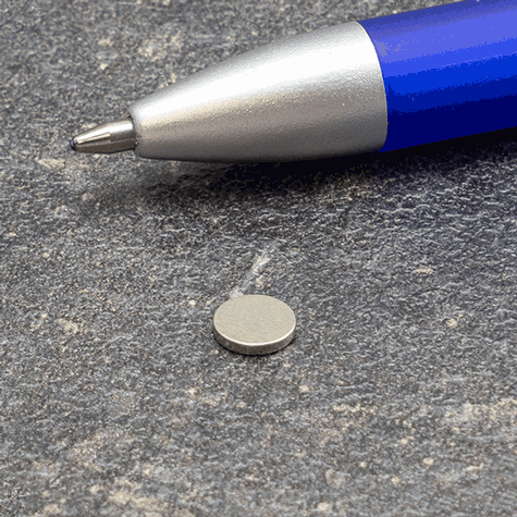 legatoria Calamita diametro 6mm spessore 1mm Calamita cilindrica in ferrite diametro 6mm, spessore 1mm (forza di attrazione: 400g).