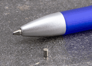 legatoria Calamita diametro 2mm. spessore 3mm Calamita cilindrica in ferrite diametro 2mm, spessore 3mm (forza di attrazione: 160g).