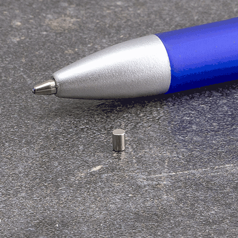 legatoria Calamita diametro 2mm. spessore 3mm Calamita cilindrica in ferrite diametro 2mm, spessore 3mm (forza di attrazione: 160g).