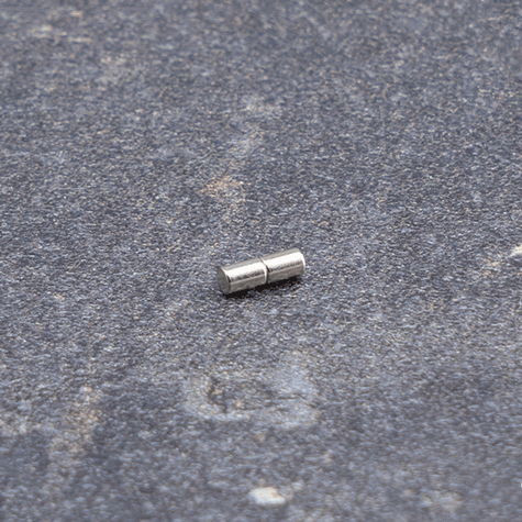 legatoria Calamita diametro 2mm. spessore 3mm Calamita cilindrica in ferrite diametro 2mm, spessore 3mm (forza di attrazione: 160g).