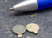 legatoria Calamita cilindrica adesiva, diametro 10mm Calamita cilindrica in ferrite diametro 10mm, altezza 1mm (forza di attrazione: 500g), con adesivo eprmanente al polo negativo.