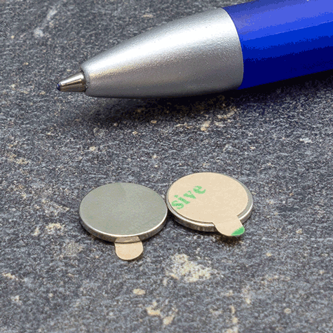 legatoria Calamita cilindrica adesiva, diametro 10mm Calamita cilindrica in ferrite diametro 10mm, altezza 1mm (forza di attrazione: 500g), con adesivo eprmanente al polo negativo.