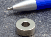 legatoria Rondella magnetica, diametro 15mm Diametro esterno 15 mm. Diametro interno 6 mm. Spessore 6 mm. Magnete al Neodimio, grado magnetico N42  (forza di attrazione:5100g) LEG3823