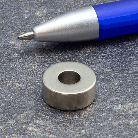 legatoria Rondella magnetica, diametro 15mm Diametro esterno 15 mm. Diametro interno 6 mm. Spessore 6 mm. Magnete al Neodimio, grado magnetico N42  (forza di attrazione:5100g).