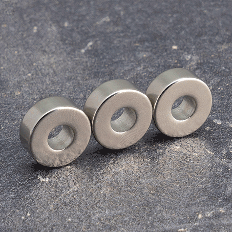legatoria Rondella magnetica, diametro 15mm Diametro esterno 15 mm. Diametro interno 6 mm. Spessore 6 mm. Magnete al Neodimio, grado magnetico N42  (forza di attrazione:5100g).