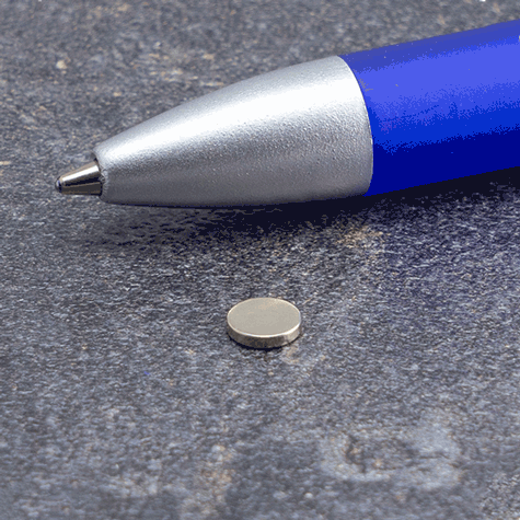 legatoria Calamita diametro 5mm. spessore 1mm Calamita cilindrica in ferrite diametro 5mm, spessore 1mm (forza di attrazione: 320g).