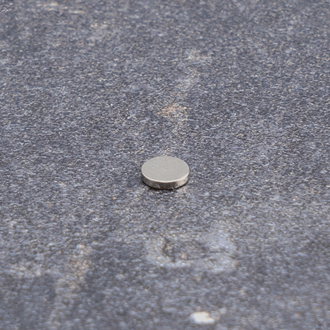 legatoria Calamita diametro 5mm. spessore 1mm Calamita cilindrica in ferrite diametro 5mm, spessore 1mm (forza di attrazione: 320g).