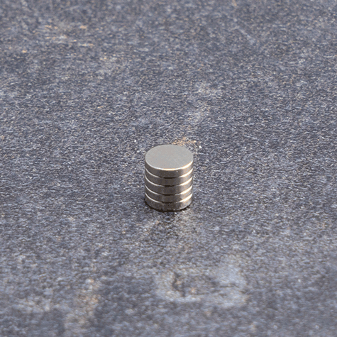 legatoria Calamita diametro 5mm. spessore 1mm Calamita cilindrica in ferrite diametro 5mm, spessore 1mm (forza di attrazione: 320g).