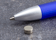 legatoria Calamita diametro 6mm spessore 3mm Calamita cilindrica in ferrite diametro 6mm, altezza 3mm (forza di attrazione: 990g).