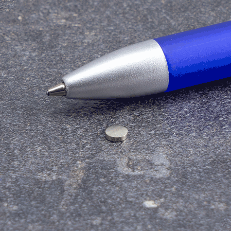 legatoria Calamita diametro 4mm. spessore 5mm Calamita cilindrica in ferrite diametro 4mm, spessore 1mm (forza di attrazione: 250g).